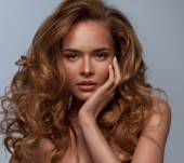 Come mantenere volume quando i capelli diventano grassi rapidamente?