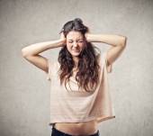 Lessico hairstyle: «Aver male ai capelli»