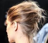 Gara di acconciature: coda di cavallo attorcigliata VS chignon attorcigliato
