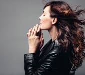 Lessico hairstyle: avere un capello sulla lingua