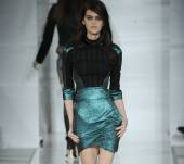 La riga bassa per un’acconciatura voluminosa