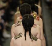 La doppia treccia arrotolata, un must-have al rientro dalle vacanze?