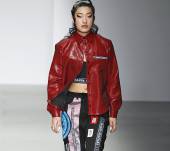 Le ciocche incollate al viso, dalle passerelle alla vita reale