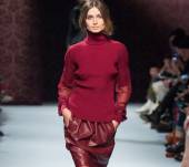 I capelli infilati nel collo del pull: nuova tendenza?