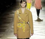 Il carré dietro le orecchie per mostrare i gioielli punk