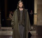 Il ciuffo intrecciato per un’aria sofisticata