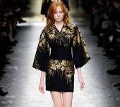 Riga al centro ed effetto wavy per dare risalto ai capelli di media lunghezza