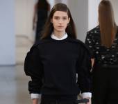 Riga di lato e capelli lisci per un’aria sofisiticata