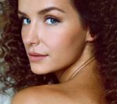 Un’acconciatura da giorno che non richieda ritocchi per i miei capelli ricci