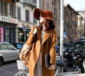 Streetstyle: il cappello a tesa larga su capelli sciolti in inverno