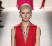 Il viso incorniciato da 2 ciocche di capelli: una buona idea?