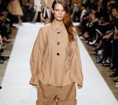 Il side-hair wavy, dalle passerelle alla vita reale?