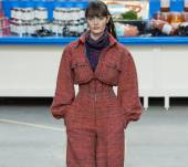 Uno sguardo fluo per un'acconciatura sobria