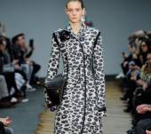 Capelli appiattiti: valorizza la tua acconciatura con orecchini fantasia