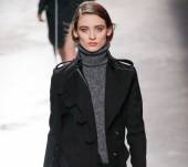 Acconciatura sobria per uno sguardo grafico