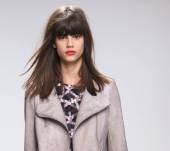 Fari puntati sulla tendenza della frangia lunga con riga al centro