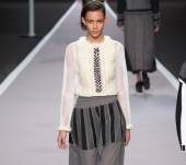 Il side-hair su capelli corti visto alla sfilata Viktor & Rolf