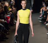 Coda di cavallo bassa per un effetto lifting