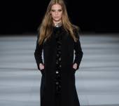 Acconciatura sobria per sguardo ipnotico