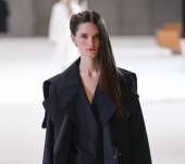 L’acconciatura della settimana: il side-hair con una riga al centro