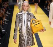 Il ciuffo appiattito della sfilata Carven: dalle passerelle alla vita di tutti i giorni?