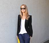 Il ciuffo appiattito su capelli sciolti per un’aria sofisticata