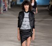 Vista alle Fashion Week: la frangia lunga su capelli mossi