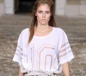 L’acconciatura della settimana: la treccia immersa in una chioma di capelli sciolti