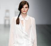 L‘acconciatura della settimana: la coda di cavallo con accessori