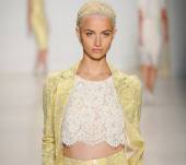 L’headband ornato di perle su uno chignon basso