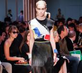 Focus sulle sopracciglia finte