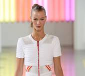 La coda di cavallo alta con lunghezze a onde: osiamo?