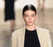 Lo chignon wet look per un'aria sofisticata