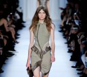 Make-up nude per un'acconciatura wavy