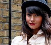 Abbinare un cappello in feltro ad una frangia: streetstyle