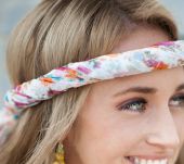 3 modi di tendenza per legare un foulard tra i capelli