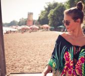 Capelli lunghi: 3 pettinature da adottare in spiaggia