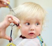 Tagliare per la prima volta i capelli al tuo bambino