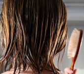 Perché non bisogna spazzolare i capelli bagnati?