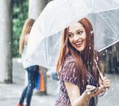 Capelli sotto la pioggia: 3 gesti che ti salvano lo styling